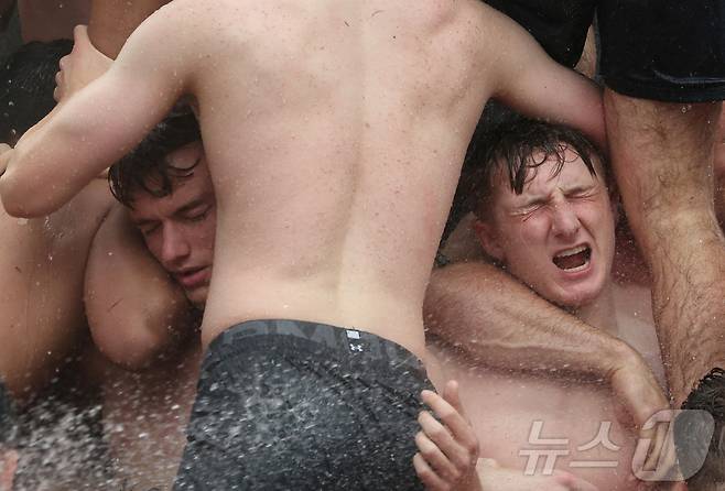 U.S. Naval Academy plebes climb the Herndon Monument in Maryland ⓒ 로이터=뉴스1