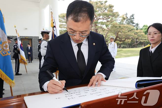 탈당 압박을 받아온 김상욱 국민의힘 의원이 8일 서울 동작구 현충원을 참배한 뒤 방명록을 작성하고 있다. 김 의원은 이날 "앞으로 극우보수와 수구보수가 아닌 참 민주보수의 길을 걷겠다"면서 탈당을 선언했다. 2025.5.8/뉴스1 ⓒ News1 허경 기자