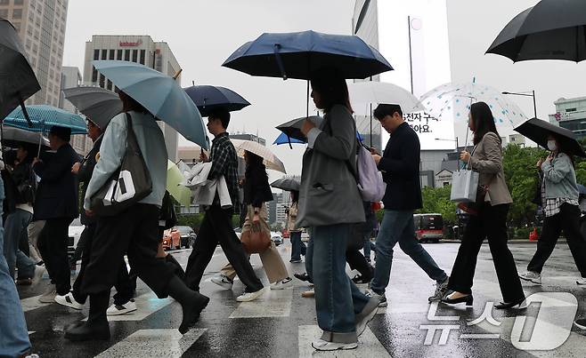 전국 대부분 지역에 비가 내린 9일 오전 서울 광화문네거리에서 우산을 쓴 시민들이 출근하고 있다. 2025.5.9/뉴스1 ⓒ News1 임세영 기자