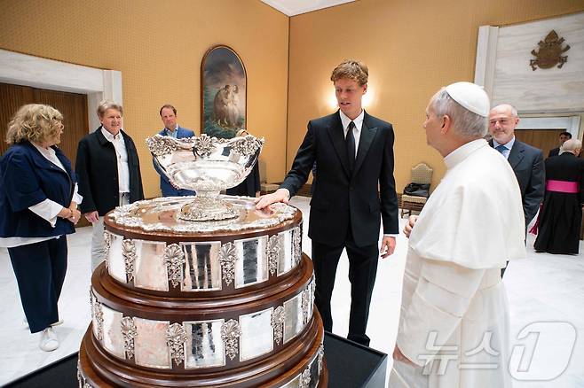 14일(현지시간) 바티칸을 찾은 테니스 세계 랭킹 1위 야닉 시너(이탈리아) 선수가 레오 14세 교황을 알현하고 얘기를 나누고 있다. ⓒ AFP=뉴스1
