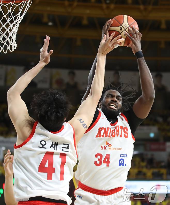 15일 오후 경남 창원체육관에서 열린 '2024-25 KCC 프로농구 챔피언결정전 6차전' 창원 LG 세이커스와 서울 SK 나이츠의 경기에서 SK 자밀 워니가 리바운드를 하고 있다. 2025.5.15/뉴스1 ⓒ News1 윤일지 기자