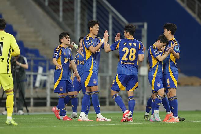 울산문수축구경기장/ 2025 하나은행 코리아컵/ 4라운드/ 16강/ 울산HDFC vs 인천유나이티드/ 울산 허율 득점/ 골 세레머니/ 사진 김정수