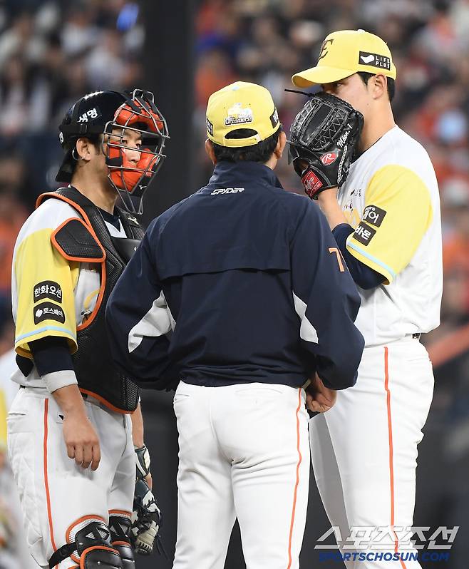14일 대전 한화생명볼파크에서 열린 두산-한화전. 문동주가 4회 실점하자 양상문 코치와 최재훈 포수가 올라가 조언하고 있다. 대전=정재근 기자 cjg@sportschosun.com/2025..5.14/