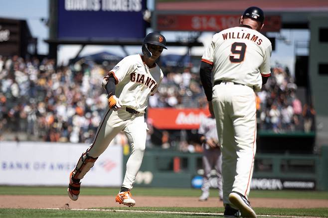 May 14, 2025; San Francisco, California, USA; San Francisco Giants center fielder Jung Hoo Lee (left) gets a congratulatory handshake from third base coach Matt Williams (9) after hitting a two-run home run against the Arizona Diamondbacks during the seventh inning at Oracle Park. Mandatory Credit: D. Ross Cameron-Imagn Images
<저작권자(c) 연합뉴스, 무단 전재-재배포, AI 학습 및 활용 금지>