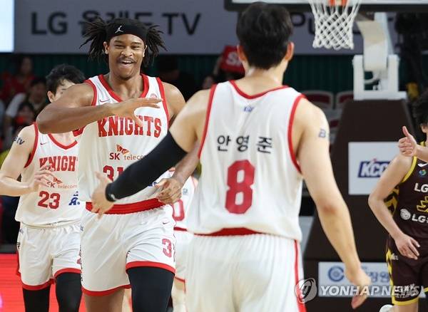 득점 후 환호하는 SK 선수들. ⓒ연합뉴스