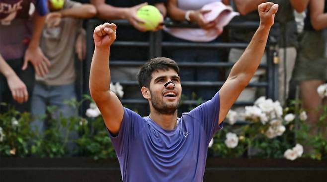 카를로스 알카라스가 잭 드래이퍼를 2-0으로 물리치고 지난 3월 패배를 설욕한 뒤 좋아하고 있다. 사진/ATP 투어