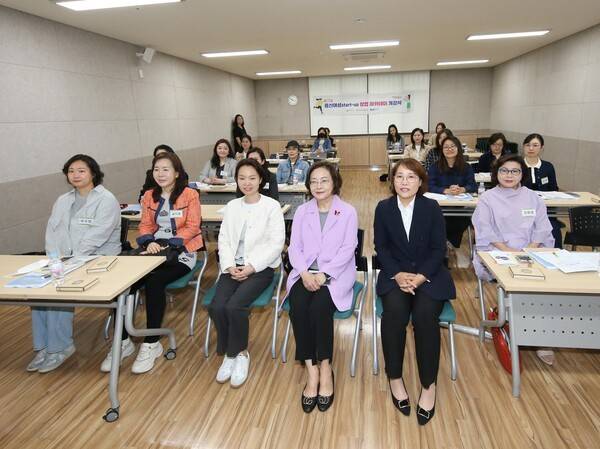 박희영(앞줄 우측 2번째) 용산구청장 용산여성 창업아카데미 개강식 참석자들과 기념촬영 모습(사진제공=용산구청)