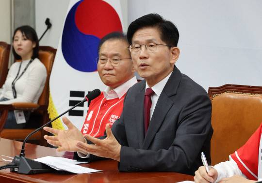 김문수 국민의힘 대선 후보가 15일 서울 여의도 국회에서 긴급 기자회견을 갖고 취재진의 질문에 답하고 있다. 연합뉴스.