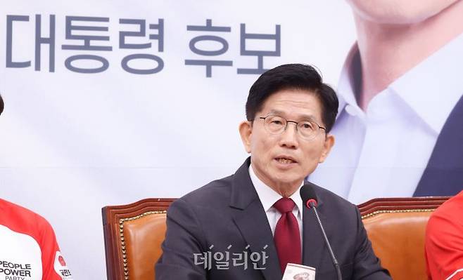 김문수 국민의힘 대선 후보가 15일 오전 국회 본관에서 열린 '중앙선대위 회의 및 중앙선대위 임명장수여식'에 참석해 발언하고 있다. ⓒ데일리안 방규현 기자