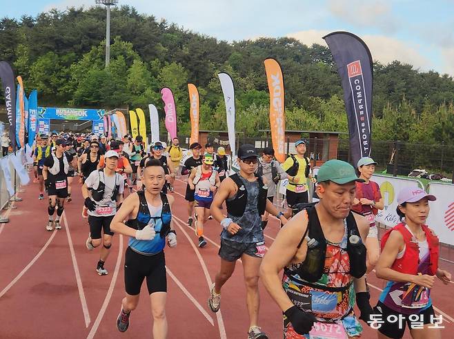 ‘부산 50K’에 참가한 러너들이 10일 오전 6시 부산 사상구 신라대 운동장을 출발하고 있다. 김화영 기자 run@donga.com