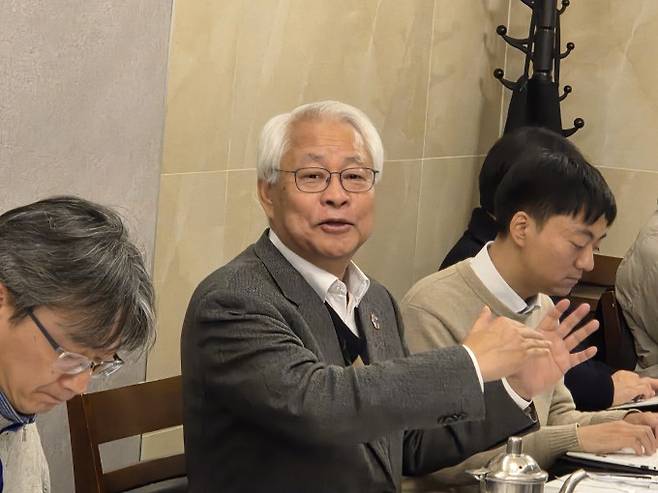 지난 2월 서울 한국과학기술회관에서 열린 기자간담회에서 이태식 한국과학기술단체총연합회(과총) 회장이 기자들의 질문에 답변하고 있다. 이병구 기자 2bottle9@donga.com