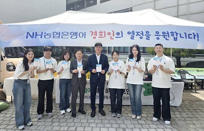 14일 경희대에서 열린 이벤트 캠페인에서 박내춘 농협은행 개인디지털금융부문 부행장(오른쪽 네번째)과 임직원들이 기념촬영을 하고 있다.