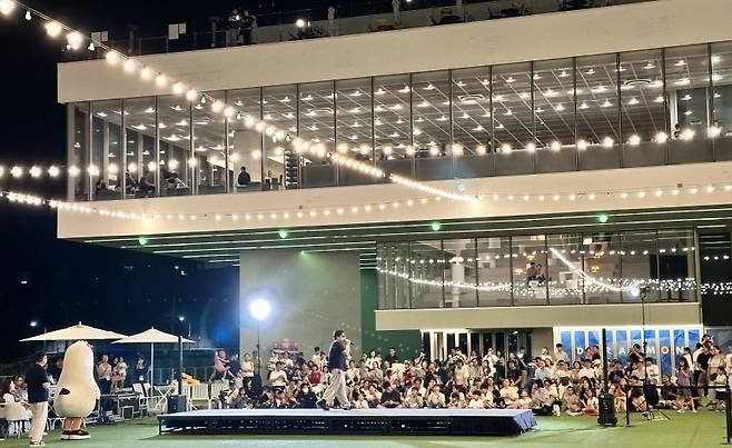 부산 영도구의 복합문화공간 피아크의 2층 오션가든에서 야외공연 행사가 열리고 있는 모습.