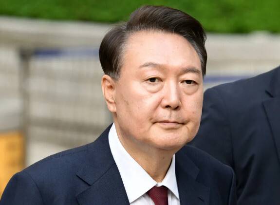 윤석열 전 대통령이 12일 서울중앙지법에서 열린 내란 우두머리 혐의 사건 3차 공판을 마친 뒤 법정을 나서고 있다. 공동취재사진