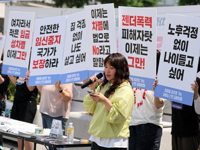 한국여성단체연합 등 여성·시민사회 단체들이 13일 서울 서대문구 현대백화점 신촌점 앞 광장에서 '내 삶을 바꾸는 성평등 한 표 캠페인 선포식'을 하고 있다. 뉴스1