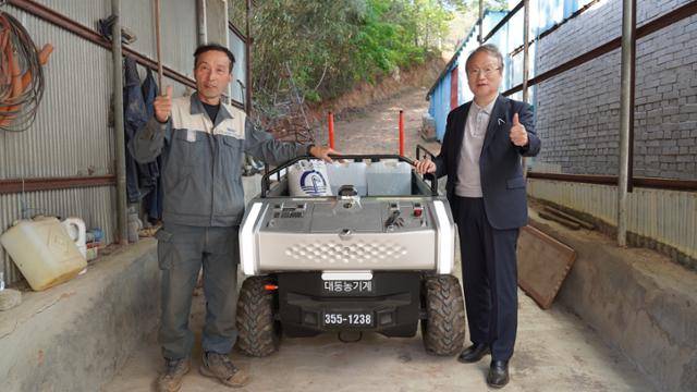 여준구(오른쪽) 대동로보틱스 대표와 운반로봇 RT100 첫 구매자 장동관씨. 대동 제공