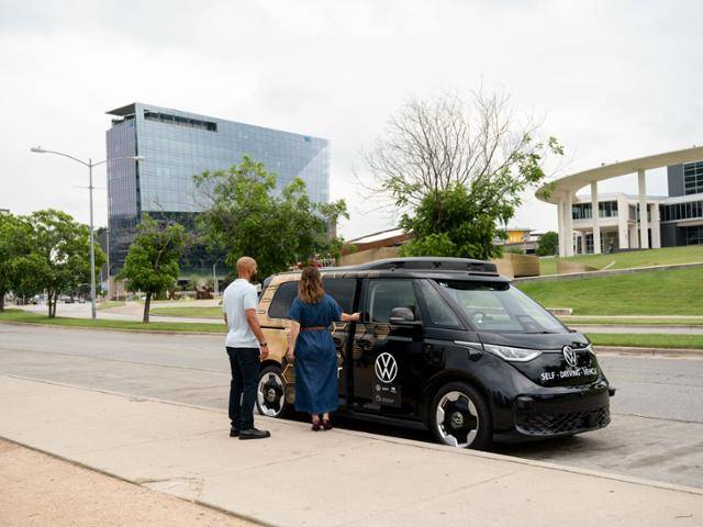 우버는 독일 완성차업체 폴크스바겐과 협력해 내년 미국 캘리포니아주 로스앤젤레스에서 합승이 가능한 자율주행택시 서비스를 시작할 예정이라고 14일 밝혔다. 이 서비스에 이용될 미니밴이 도로 위에 서 있다. 우버 제공