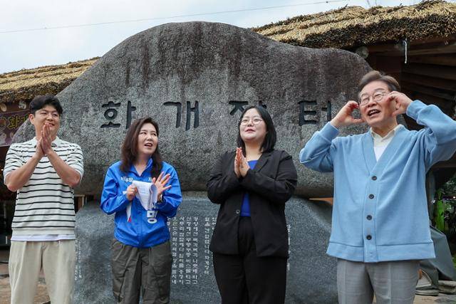 이재명 더불어민주당 대선 후보가 15일 경남 하동군 화개장터 입구에서 유튜브 'K-이니셔TV 케미폭발 동서화합 화개장터 라이브'를 하고 있다. 뉴시스