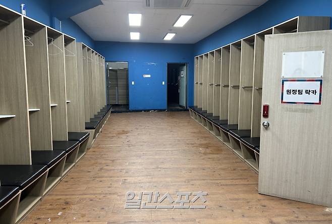 수원종합운동장 원정팀 라커룸 모습. 사진=김희웅 기자