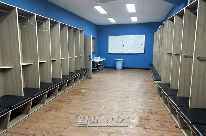 샤워실 쪽에서 본 수원종합운동장 원정팀 라커룸 안. 공간이 비좁다는 것을 느낄 수 있다. 사진=김희웅 기자