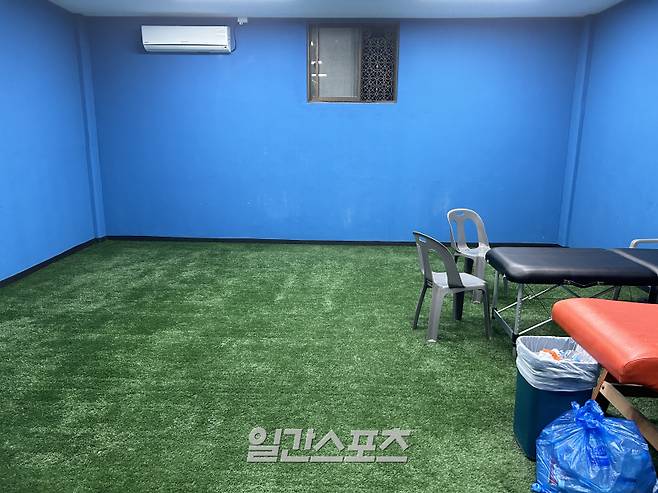 수원종합운동장 원정팀 워밍업장. 사진=김희웅 기자