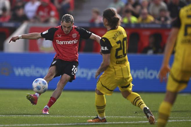<yonhap photo-0369=""> Leverkusen's Florian Wirtz, left, plays the ball during the German Bundesliga soccer match between Bayer 04 Leverkusen and Borussia Dortmund in Leverkusen, Germany, Sunday, May 11, 2025. (Marius Becker/dpa via AP) THE DEUTSCHE FUSSBALL LIGA DFL DOES NOT ALLOW ITS IMAGES TO BE USED AS SEQUENCES TO EMULATE VIDEO; GERMANY OUT; MANDATORY CREDIT/2025-05-12 01:20:32/ <저작권자 ⓒ 1980-2025 ㈜연합뉴스. 무단 전재 재배포 금지, AI 학습 및 활용 금지></yonhap>