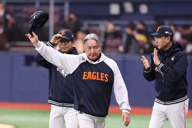 <yonhap photo-4189="">12연승 기간 김경문 한화 감독은 두꺼운 후드티를 계속 입었다. 연합뉴스</yonhap>