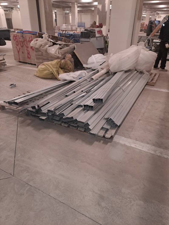 지난 2월 14일 부산 기장군 반얀트리 호탤앤리조트 공사 현장에서 화재 사고가 일어나기 전의 모습. 페인트통과 철근 등 자재가 현장 곳곳에 쌓여있다. 사진 현장 인부