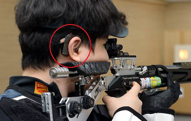 보청기를 착용한채 정조준하고 있는 김우림. 김성태 객원기자