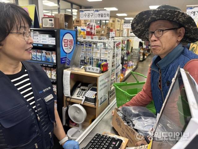 ▲ 북방면에서 대추농사를 짓고 있는 강석균(63·북방면) 씨가 15일 홍천농협 경제종합지원센터를 방문해 반값에 농자재를 구매하고 있다. 유승현