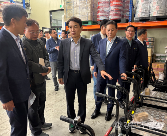 ▲ 김진태 도지사와 신영재 군수 등은 15일 홍천농협 경제종합지원센터를 방문해 반값농자재 지원사업 현황을 살폈다. 유승현