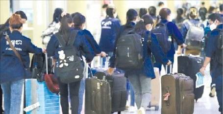 인천국제공항 제1여객터미널 입국장에 외국인 근로자가 입국하고 있다./사진=뉴스1