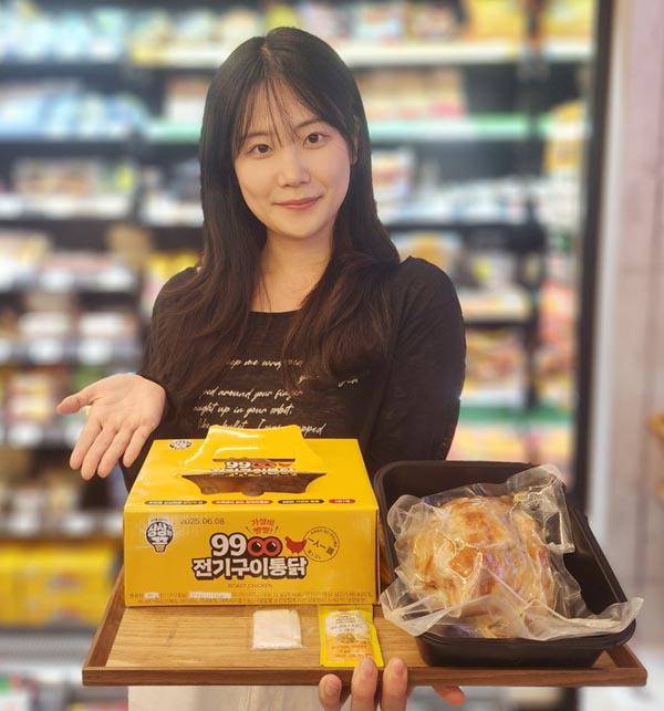 통닭 한 마리 9900원- 이마트24는 ‘치킨플레이션’에 맞서 ‘9900 전기구이통닭’을 내놨다. 이마트24 제공