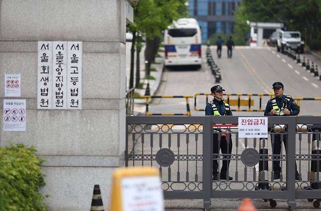 The entrance gate of the Seoul Central District Court is shown in this photo taken on May 11. (Yonhap)