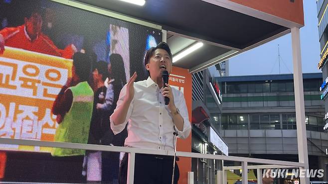 이준석 개혁신당 대선 후보가 15일 건대입구역 인근 도보유세에 나서 지지자들을 향해 연설하고 있다. 양다경 기자