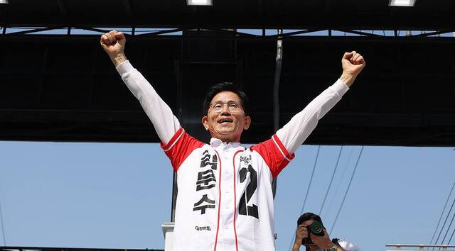 국민의힘 김문수 대선 후보가 14일 경남 진주시 진주광미사거리에서 유세를 하고 있다. 사진공동취재단