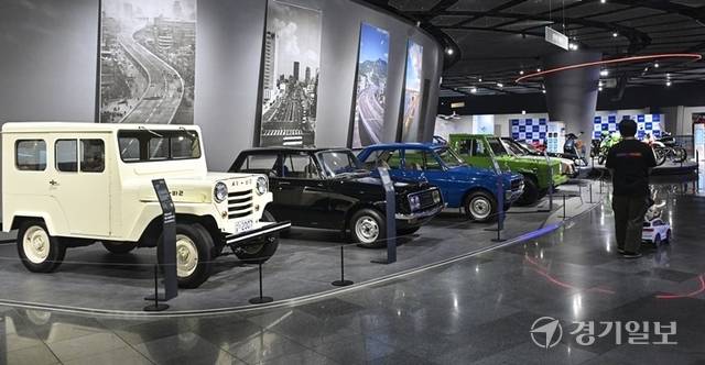 '국제 시-발' 자동차를 포함한 다양한 국산 자동차들. 홍기웅기자