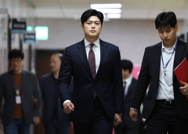 국민의힘 비상대책위원장으로 임명된 김용태 의원이 15일 국회에서 기자회견을 하기 위해 회견장으로 이동하는 모습. 연합뉴스