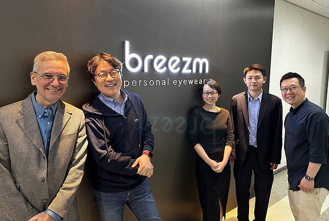 지난해 5월 실사를 위해 서울 성동구 브리즘 본사를 방문한 후안 알카세르 하버드대 경영대학원 석좌교수(왼쪽 첫째)와 박형진(왼쪽 둘째)·성우석(왼쪽 다섯째) 브리즘 공동대표 등이 기념촬영을 하고 있다. 브리즘