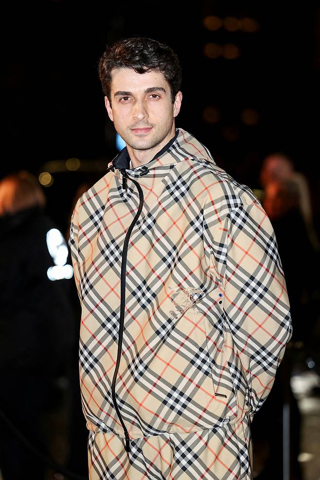 지난 2월 영국 런던에서 영국 로열 발레단 수석 무용수 리스 클라크가 버버리 패션쇼에 입장 전 포즈를 취하고 있다. <로이터 연합뉴스>