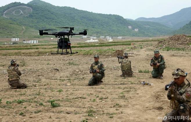 북한 노동당 기관지 노동신문은 14일 김정은 당 총비서가 전날인 13일 인민군(북한군) 훈련일꾼(간부)대회 강습체계 안에서 진행되는 병종별 전술종합훈련을 참관했다고 보도했다. 이날 김 총비서는 "가장 사활적인 임무는 전쟁준비완성"이라며 현대전에 맞게 훈련제도를 새롭게 정립해야 할 필요성을 강조했다. / 사진=뉴스1