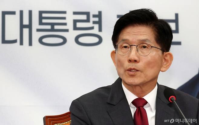 김문수 국민의힘 대선후보가 15일 오전 서울 여의도 국회에서 열린 긴급 기자회견에서 발언하고 있다. /사진=뉴시스