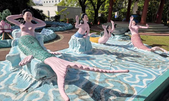 싱가포르의 과거 여행명소 ‘타이거 밤 가든’에 조성해 놓은 뜬금없는 인어 조형물.