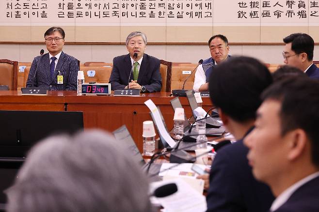 14일 국회에서 열린 법제사법위원회의 조희대 대법원장 등 사법부의 대선개입 의혹 진상규명 청문회에서 증인 및 참고인으로 출석한 이준일 고려대 법학전문대학원 교수(왼쪽부터), 서석호 변호사, 이성민 전국공무원노조 법원본부장이 의원 질의에 답변하고 있다. 연합뉴스