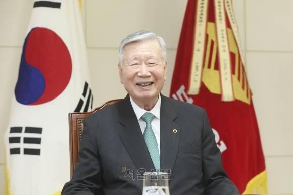 이중근 부영그룹 회장이 13일 서울 중구 부영 본사 회의실에서 진행된 서울신문과의 인터뷰에서 대한노인회 슬로건인 ‘어른다운 노인’에 대해 설명하며 미소를 짓고 있다. 도준석 전문기자