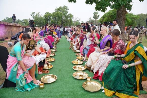 인도 힌두스탄타임스에 따르면, 미스 월드 참가자들의 발을 씻겨주는 인도 여성들의 영상이 현지에서 비판을 불러일으켰다. 미스월드 인스타그램