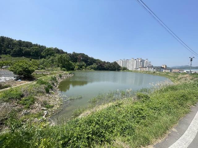 '맨발걷기길 신규 조성 지원사업'에 선정된 화양읍 송전저수지 전경 ⓒ청도군