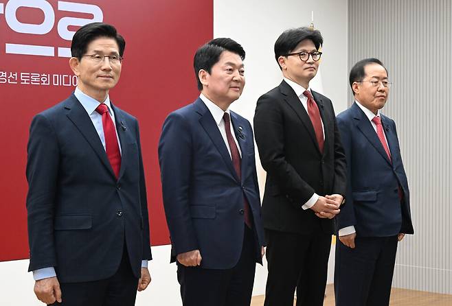 23일 서울 여의도 국민의힘 중앙당사에서 열린 2차 경선 토론회 미디어데이에서 국민의힘 김문수(왼쪽부터), 안철수, 한동훈, 홍준표 대선 경선 후보가 손뼉치고 있다. ⓒ국회사진기자단