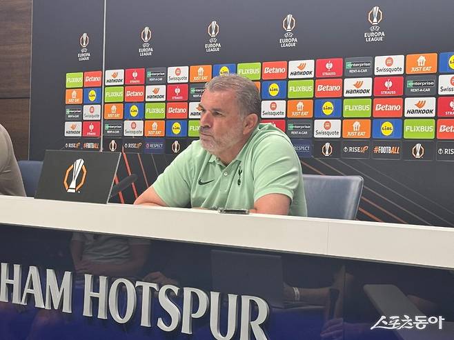 엔제 포스테코글루 토트넘 감독이 최근 런던 엔필드에서 오픈트레이닝을 열고 기자회견에 나섰다. 런던 |허유미 통신원