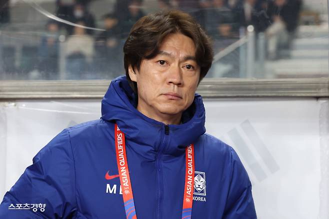 한국 축구국가대표팀 홍명보 감독이 지난 3월 20일 고양종합운동장에서 열린 오만과의 2026 FIFA 북중미 월드컵 3차 예선전 시작을 기다리고 있다. 정효진 기자